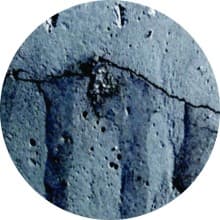 Fisura en concreto antes de la aplicación de Penetron — red capilar abierta